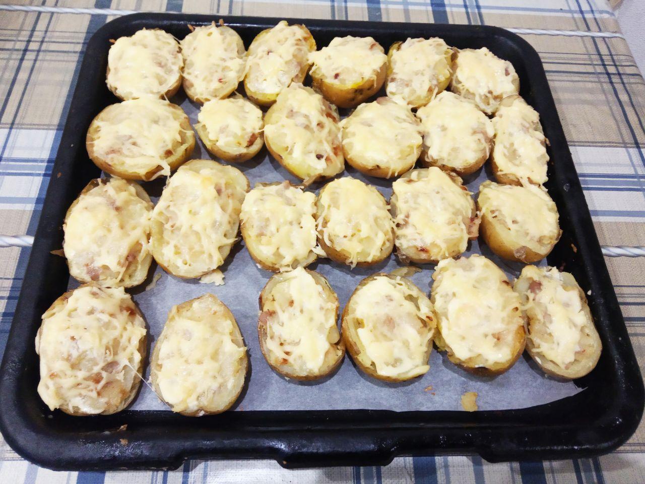 Картофель фаршированный начинкой и запеченный в духовке