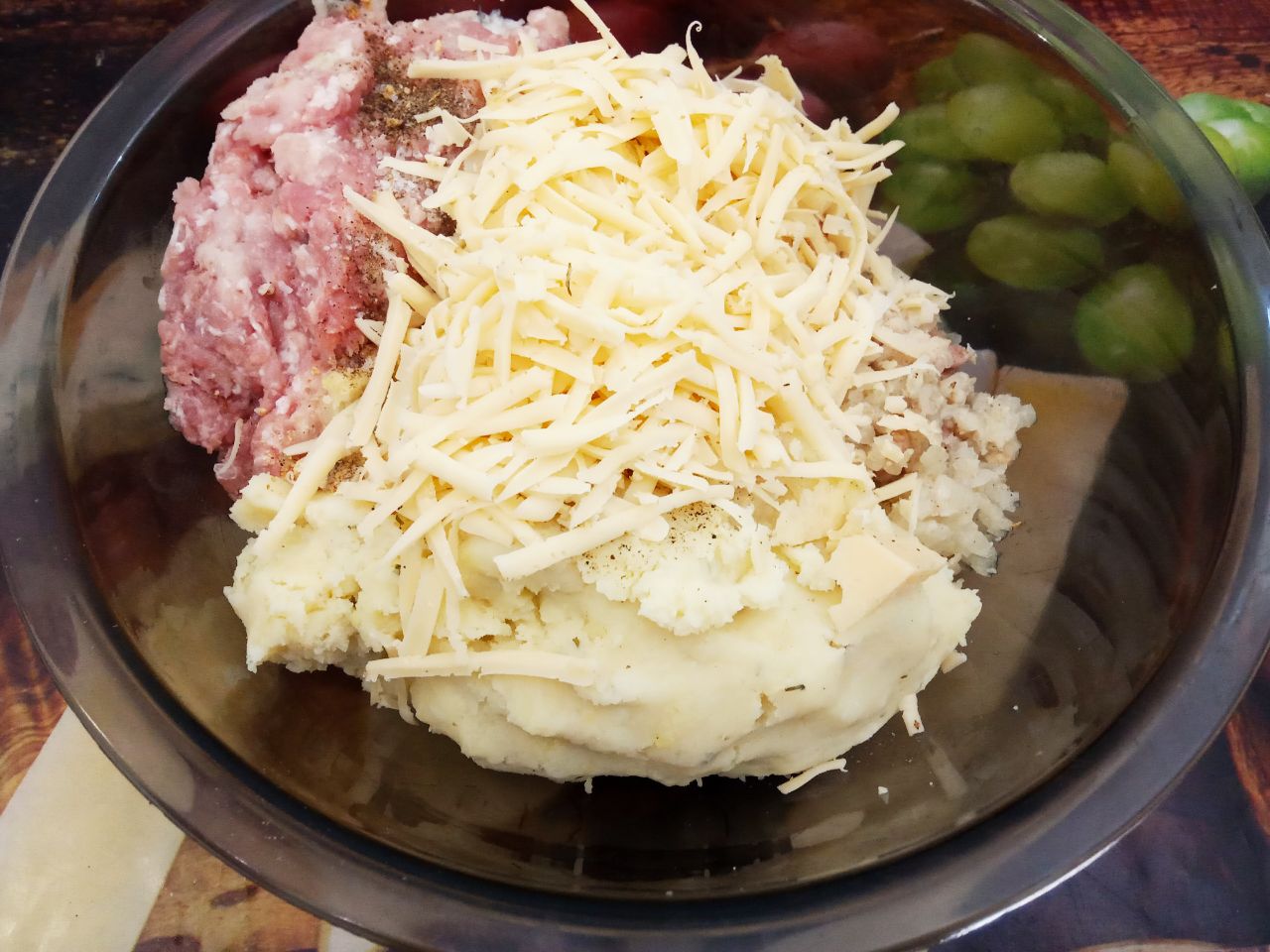 Домашние котлеты из фарша, пюре и сыра, вкусные и сытные: Добавляем чеснок, перец черный молотый или смесь перцев и соль по вкусу, тщательно размешиваем.