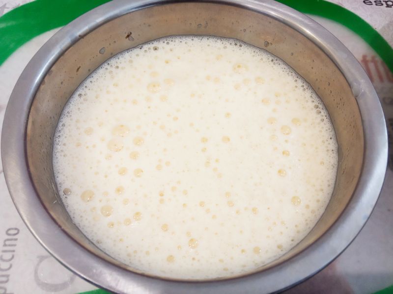 Блины с джемом или сливочным маслом, вкусно и просто: Яйца разбиваем в чашу, добавляем сахар и взбиваем.