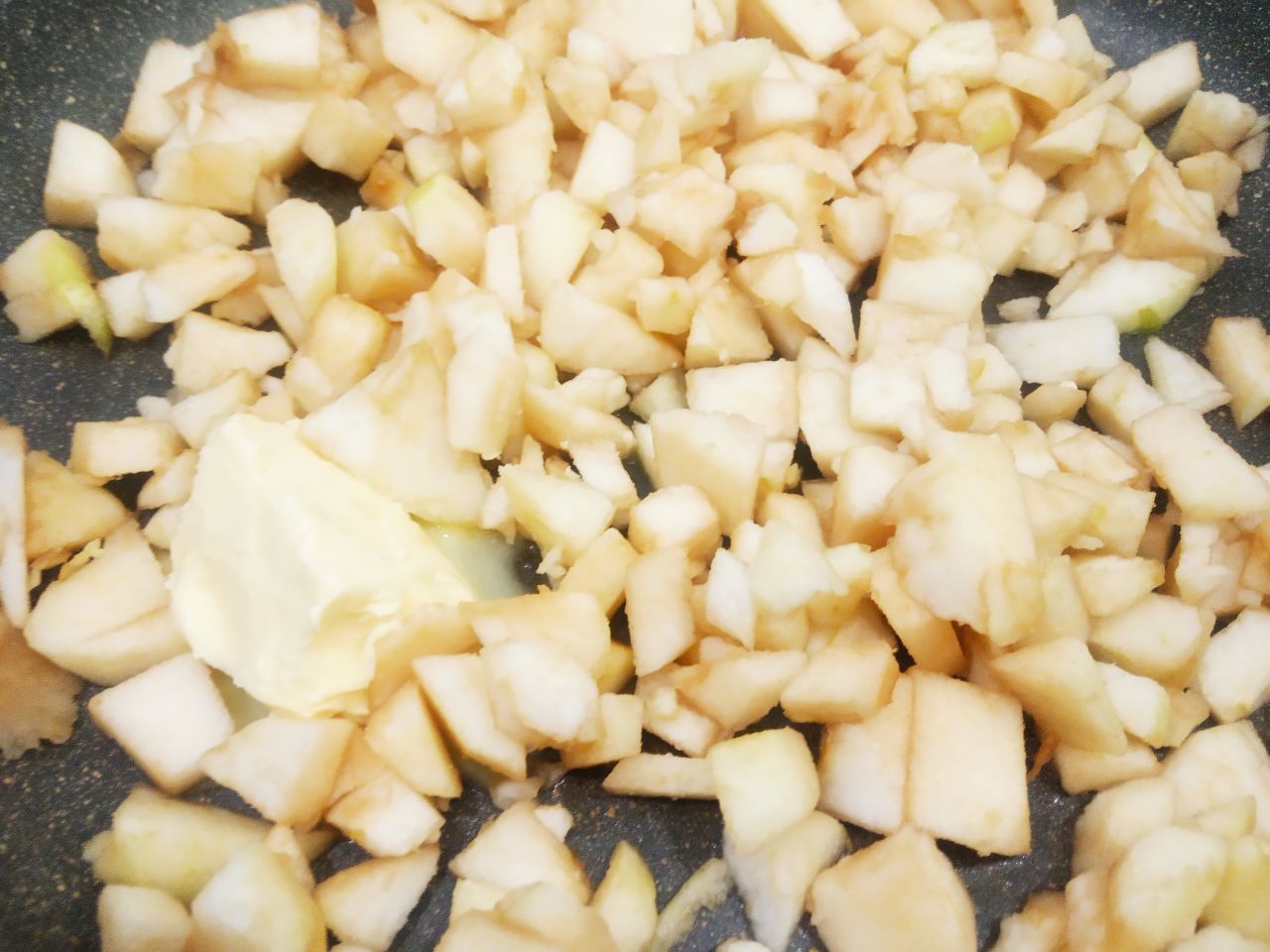 Булочки с начинкой из жареных яблок, изюма и корицы: Яблоки промываем, очищаем от кожуры и разрезаем на кубики.