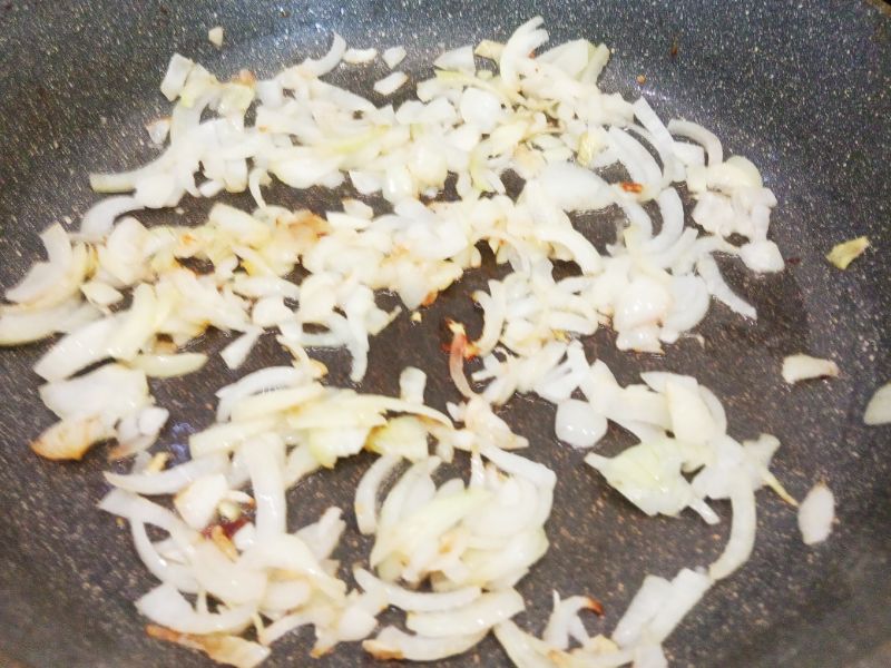 Рецепт тушеной свеклы с фасолью, помидорами и зеленью: Лук очищаем, промываем водой, нарезаем полукольцами и обжариваем на растительном масле до золотистого цвета.