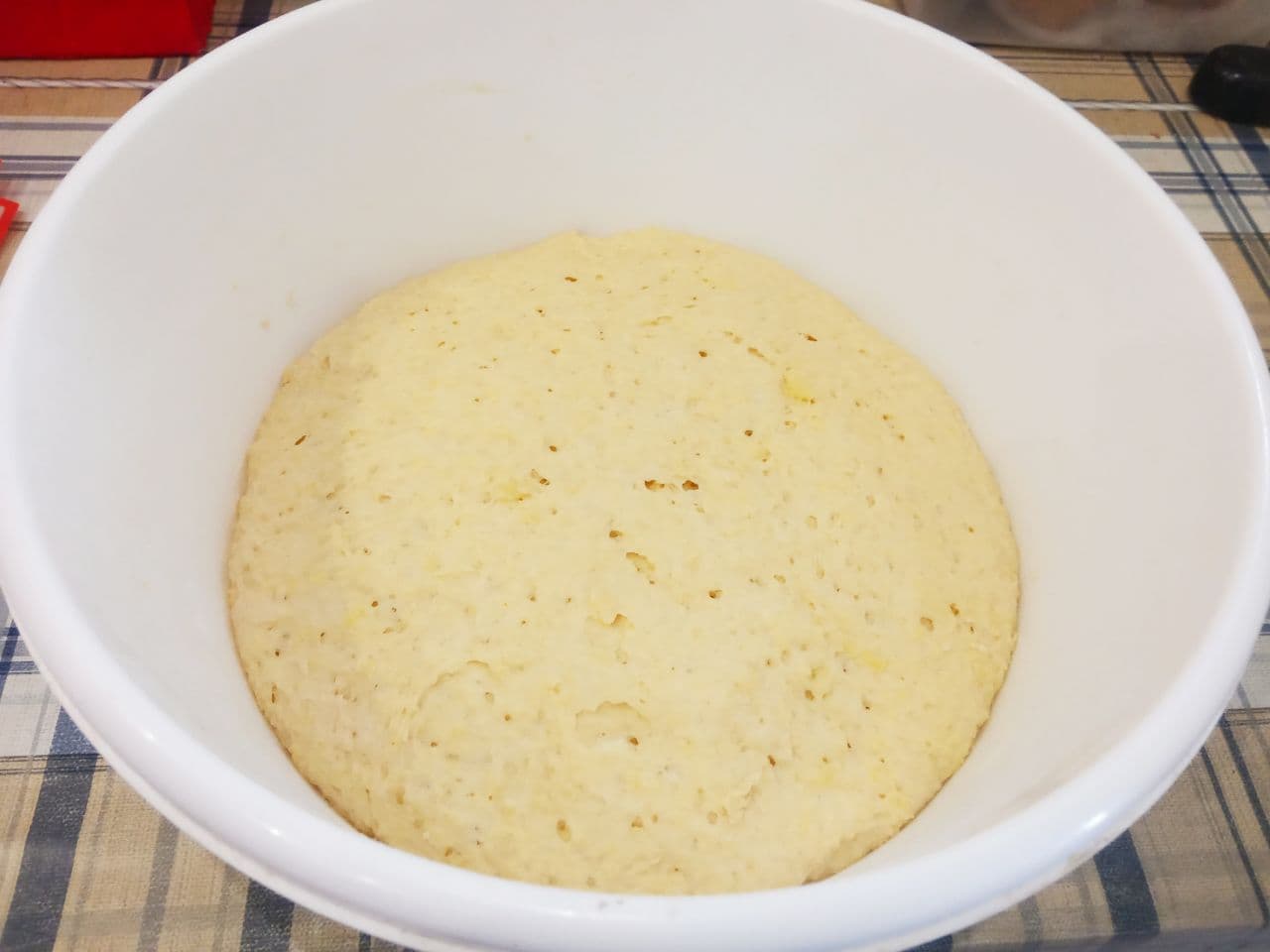 Пирожки с мясной начинкой из картофельного дрожжевого теста, жареные на сковороде: Ставим тесто в теплое место для подъема. Тесто у меня поднялось за 1,5 часа.