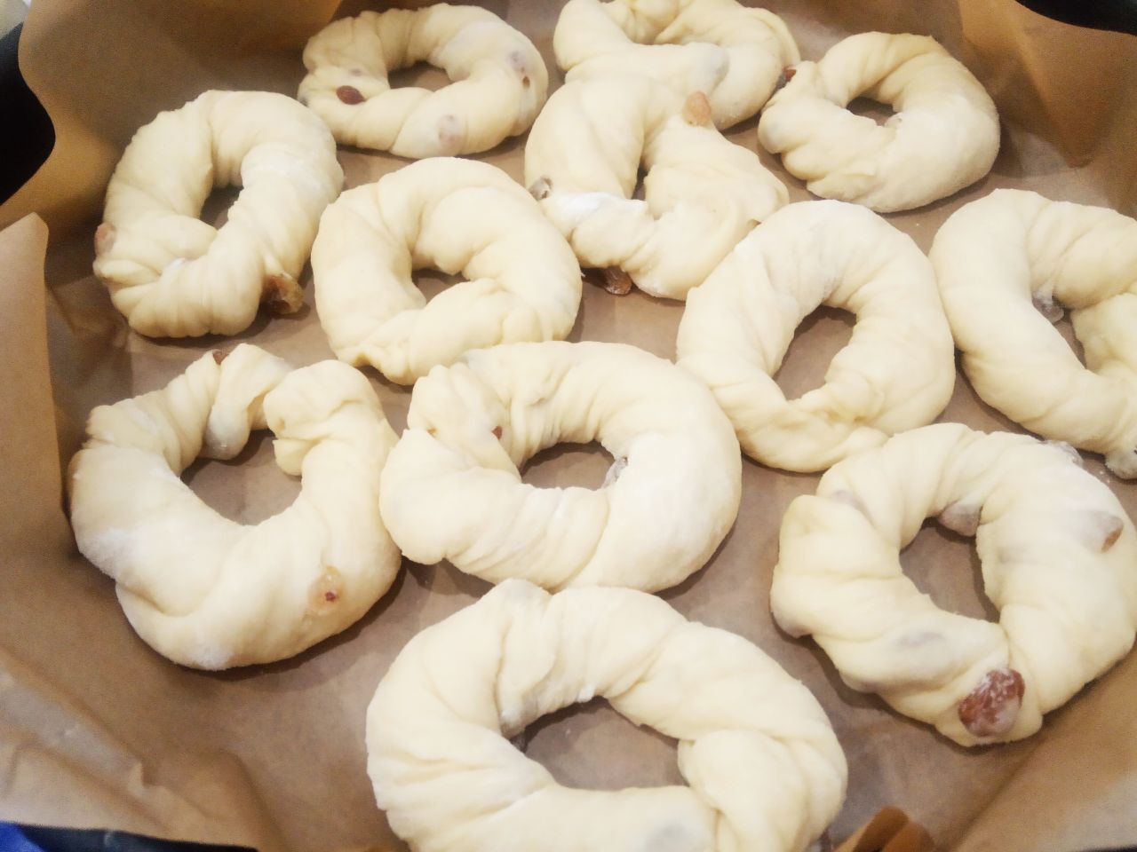 Булочки с начинкой из жареных яблок, изюма и корицы: Укладываем булочки на противень, ставим на расстойку теста, потом смазываем желтковой смесью, посыпаем