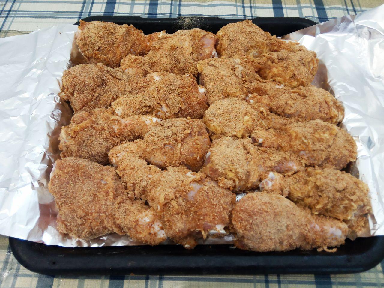 Куриные голени в кляре и сухарях в духовке: Голень окунаем в кляр, затем обваливаем в сухарях и укладываем на противень. Сверху куриные ножки закрываем
