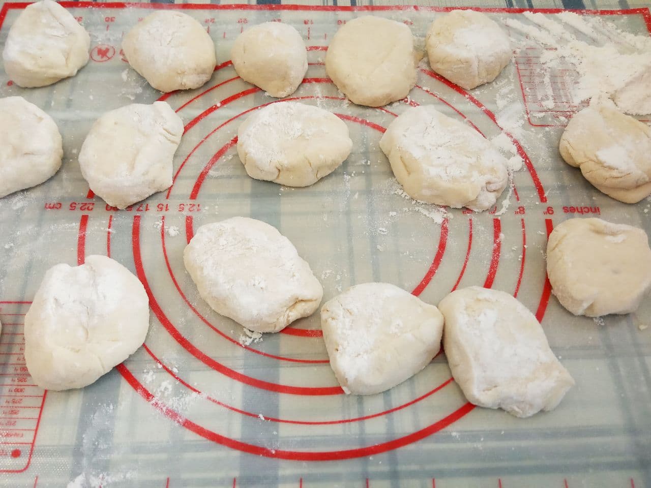 Воздушные вареники с жареной квашеной капустой приготовленные на пару: Полоски обваливаем в муки и руками разравниваем небольшие лепешки.