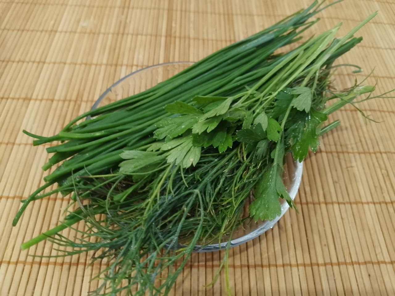 Запеченные в духовке, баклажаны с овощами, фаршем и сыром: Зелень лука, укропа и петрушки промываем, даем стечь воде и измельчаем.