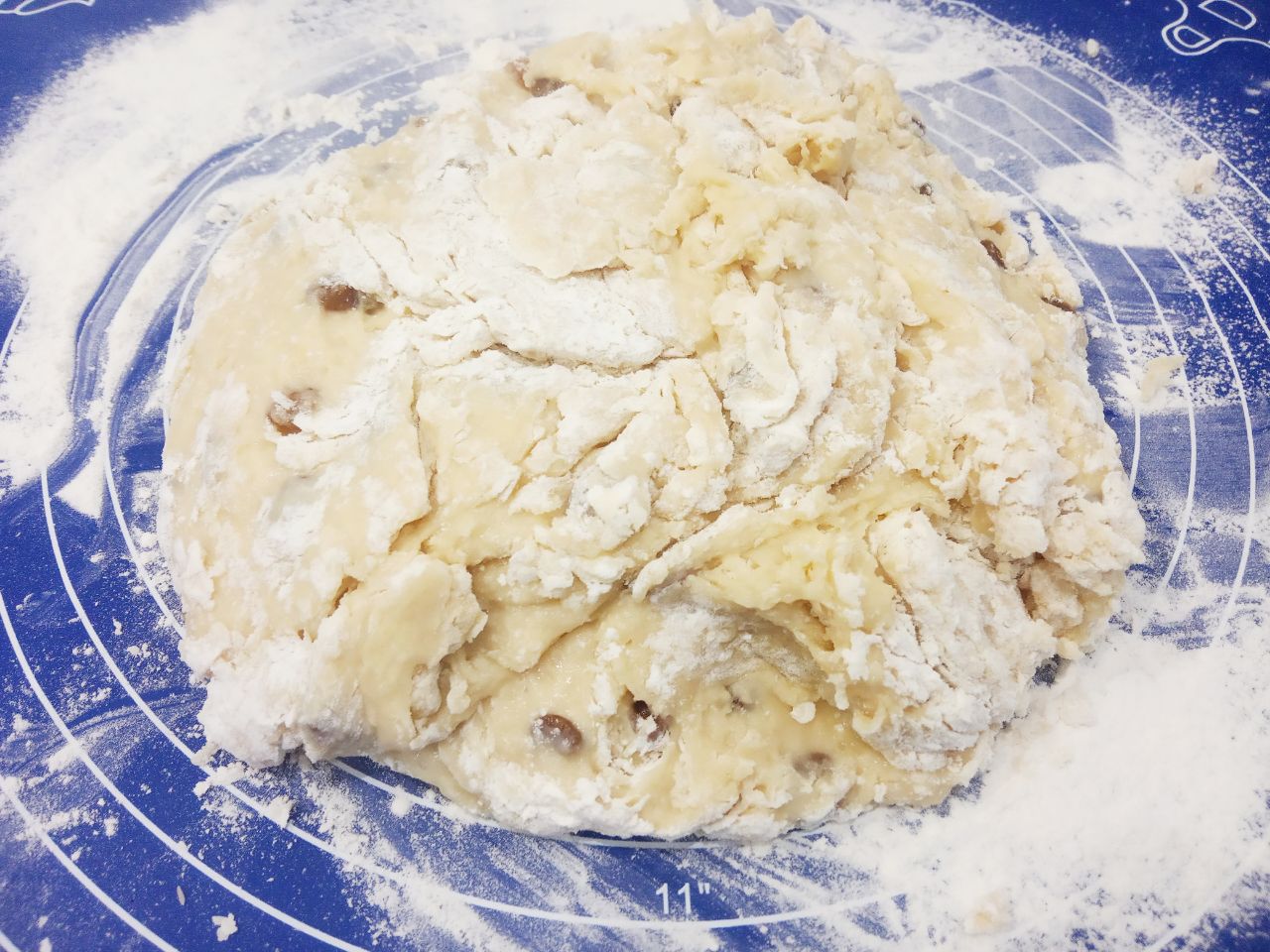 Простой рецепт пряников на кефире с изюмом, просто и вкусно: Тесто вымешиваем, тесто должно получится мягким и нежным.
