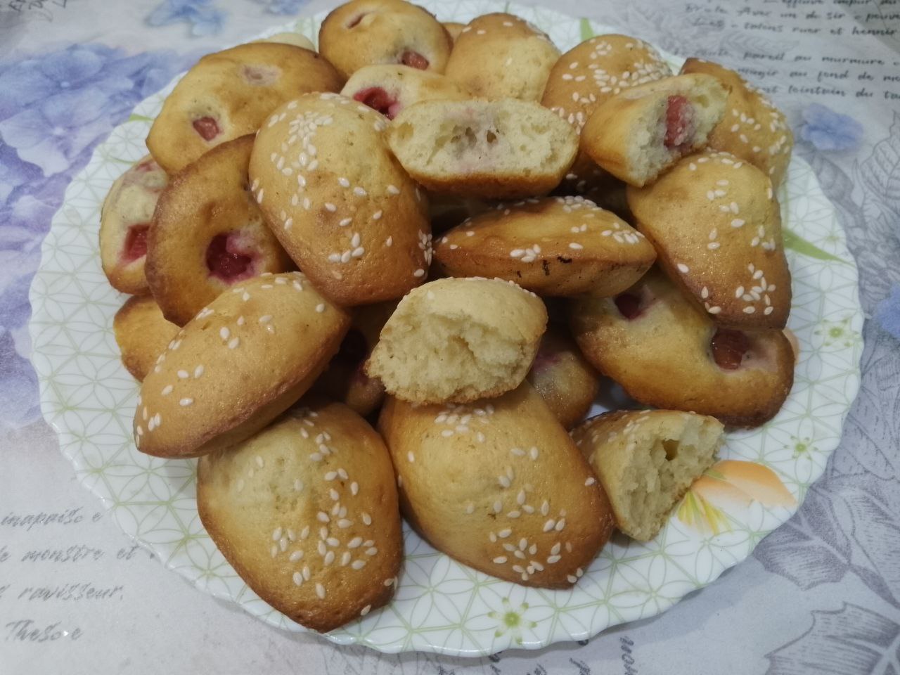 Печенье нежное и воздушное с вишней и кунжутом