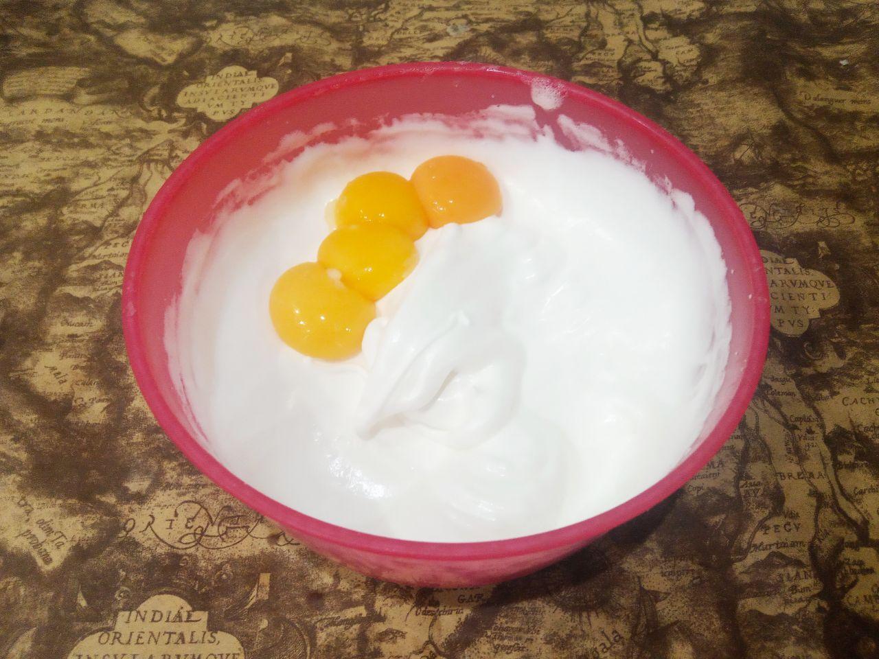 Рулет с яблочным джемом в шоколадной глазури, просто и вкусно: Добавляем желтки в белковую массу, взбиваем на малой скорости.