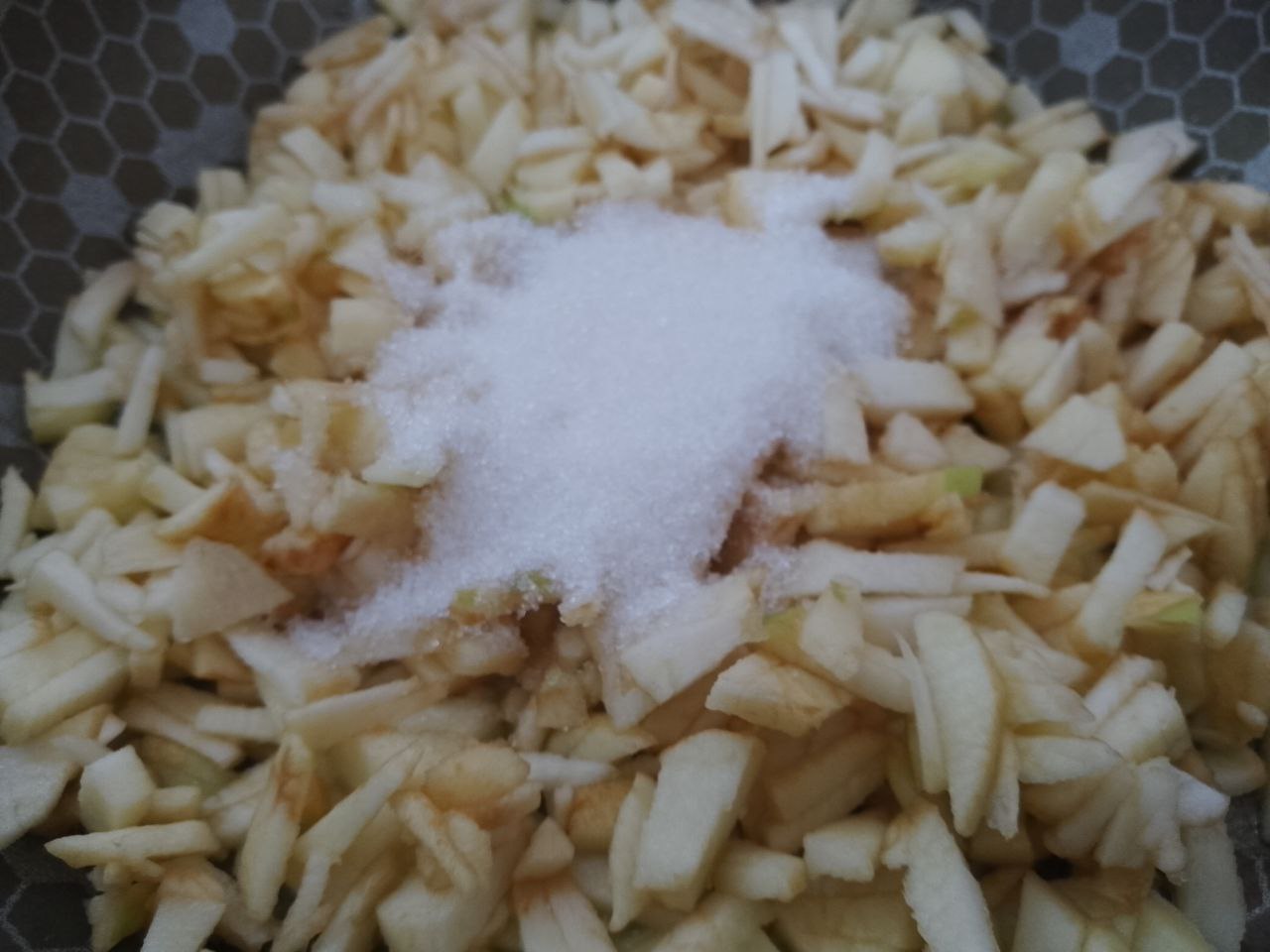 Творожный пирог с яблочной начинкой и штрейзельной крошкой: Разогреваем сковороду со сливочным маслом, выкладываем яблоки, добавляем сахар и обжариваем.