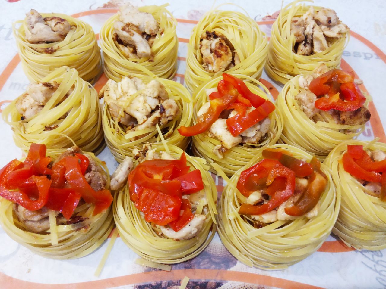 Макаронные гнёзда с мясом и сыром, в соусе: Гнёзда наполняем приготовленной мясной начинкой, поверх начинки выкладываем обжаренный перец.