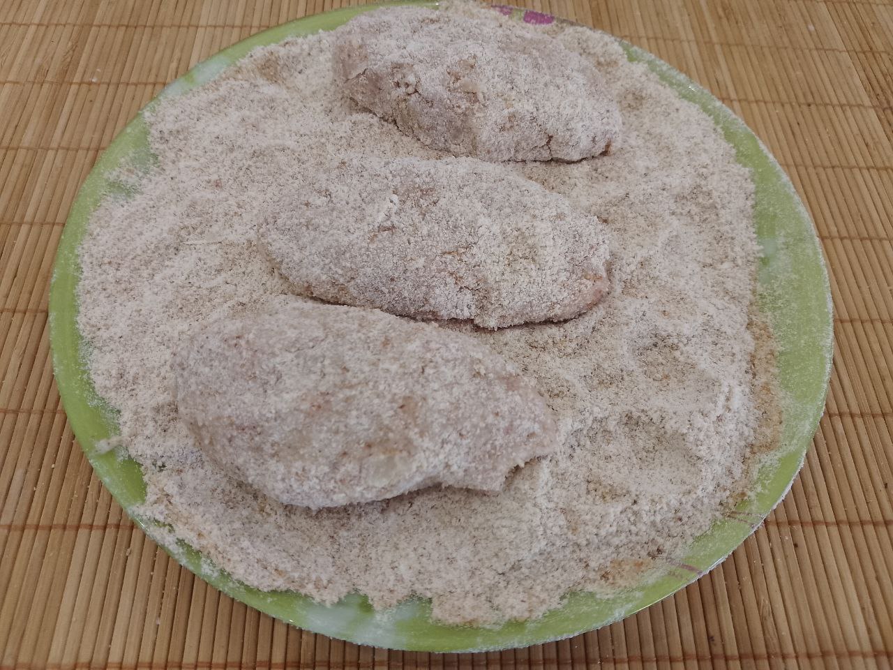 Котлеты из куриного мяса, сочные и аппетитные: Формируем котлеты и обваливаем в панировочной смеси.