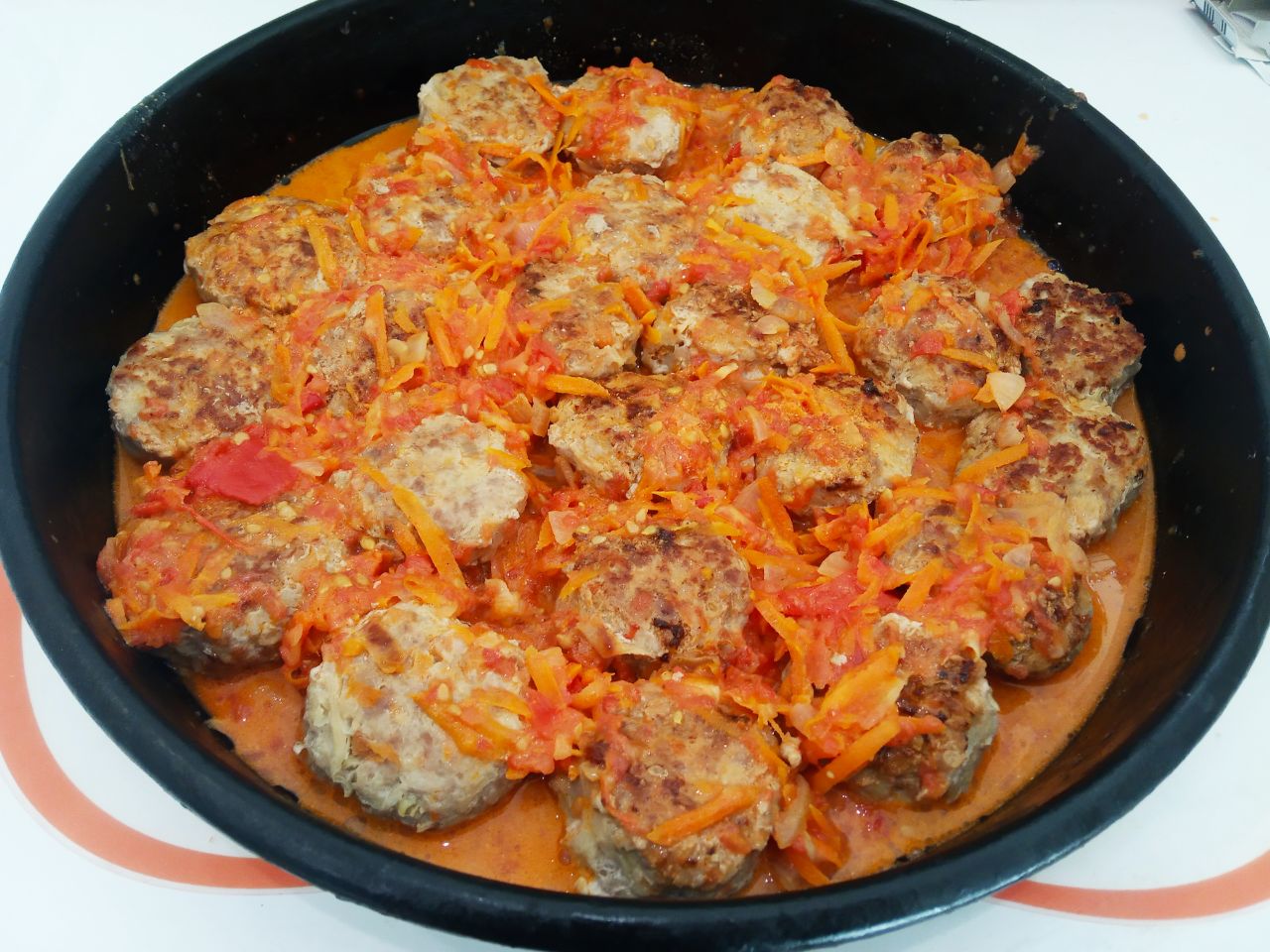 Капустные биточки с фаршем и соусом в духовке: Заливаем соусом биточки и ставим в разогретую духовку 180 С на 30-35 минут.