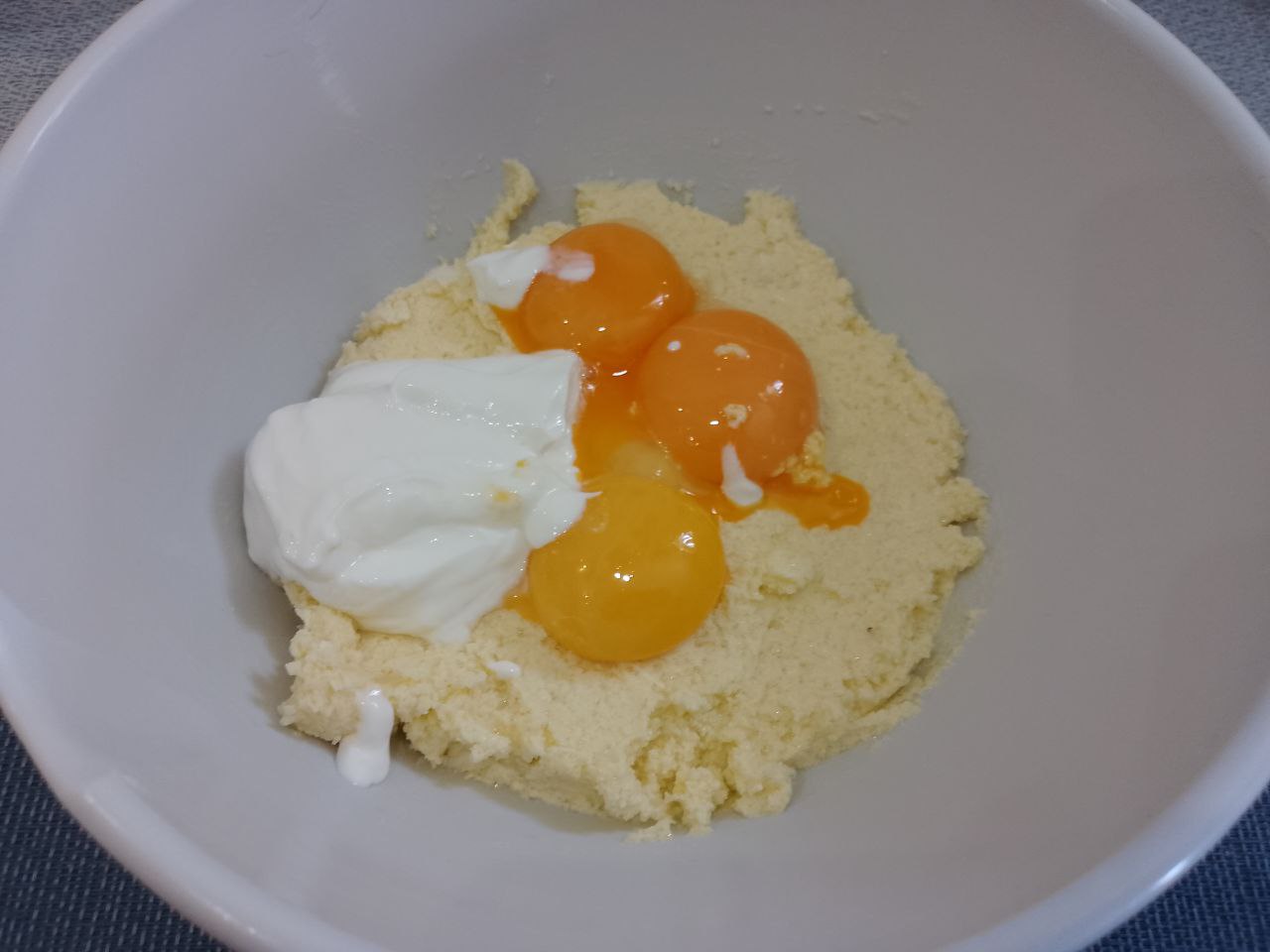 Печенье из рисовой муки и крахмала, песочное и рассыпчатое: Добавляем сливки или сметану, перемешиваем.