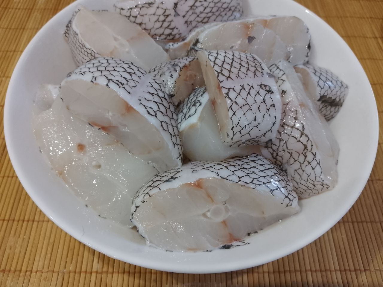 Рыбный стейк в кляре, вкусно и сытно: Стейк кусочками размораживаем, очищаем, хорошо промываем водой и обтираем бумажными полотенцами.
