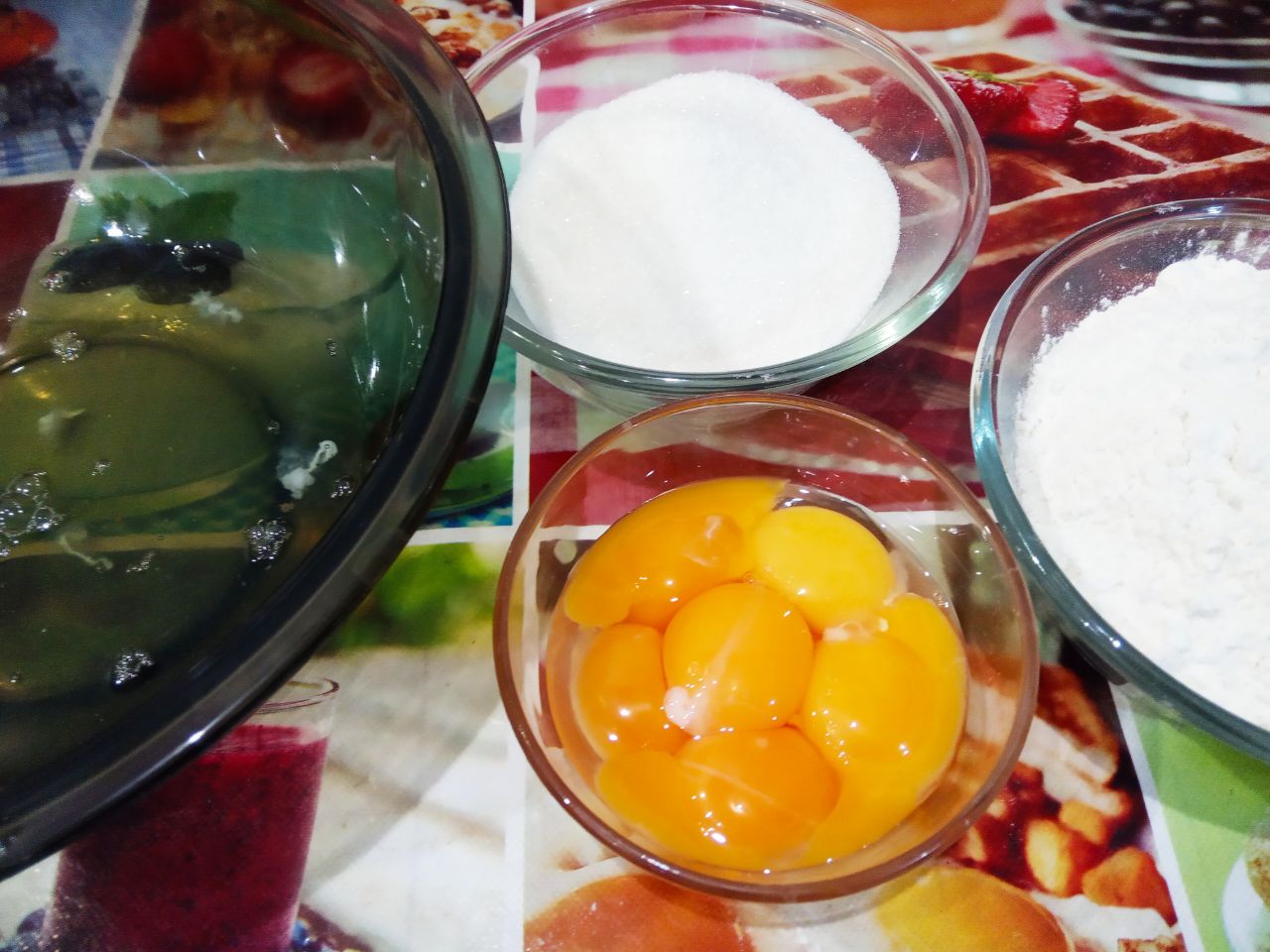 Вкусный торт ко дню рождения или к другому торжеству: Сначала приготовим бисквитное тесто.