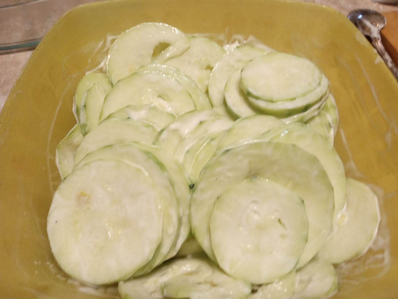 Запеканка из кабачков, куриного филе и овощей: Кабачки солим и перчим по вкусу. Добавляем майонез в кабачки и перемешиваем.