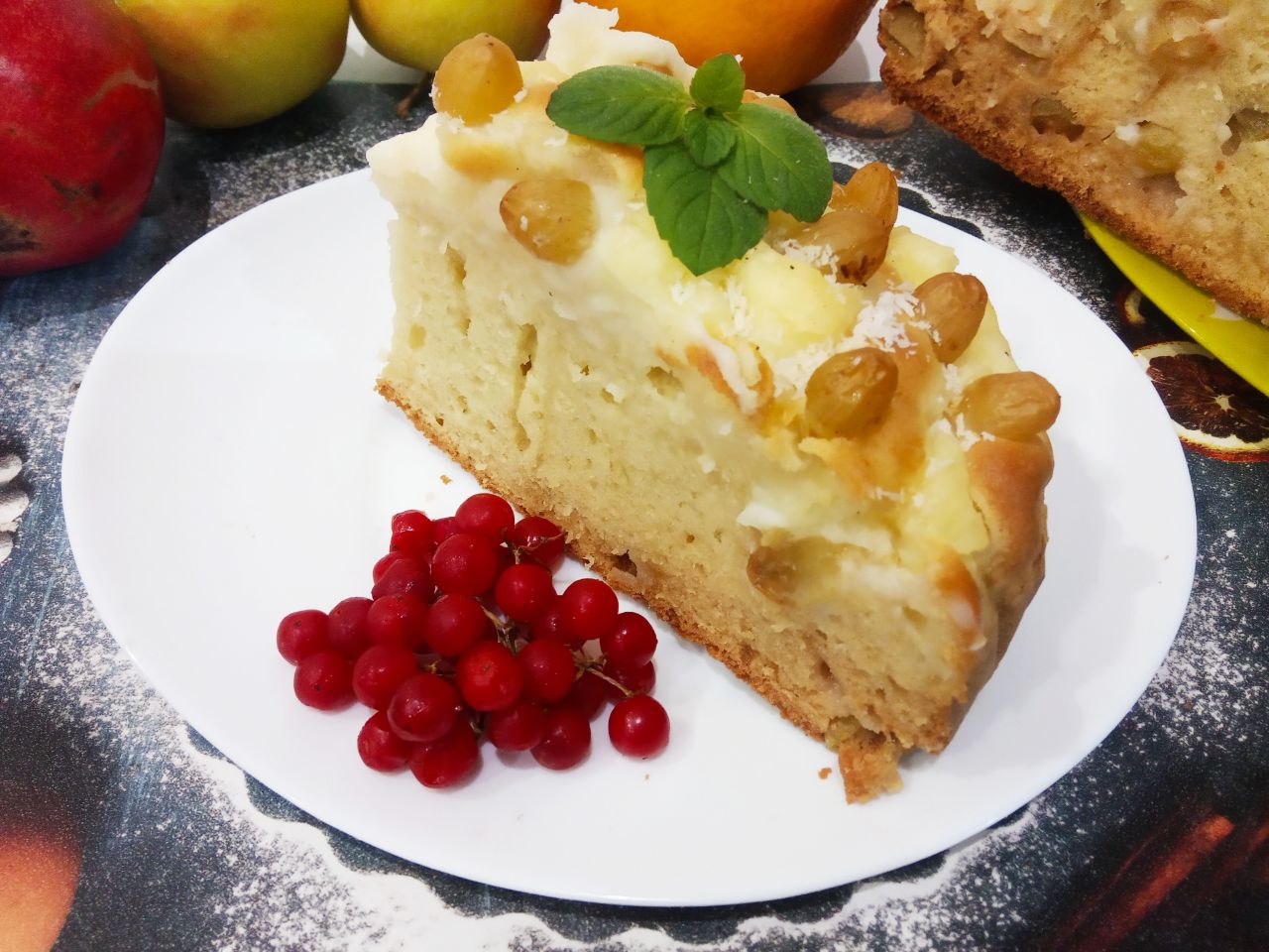 Пирог на молоке, с заварным кремом и виноградом