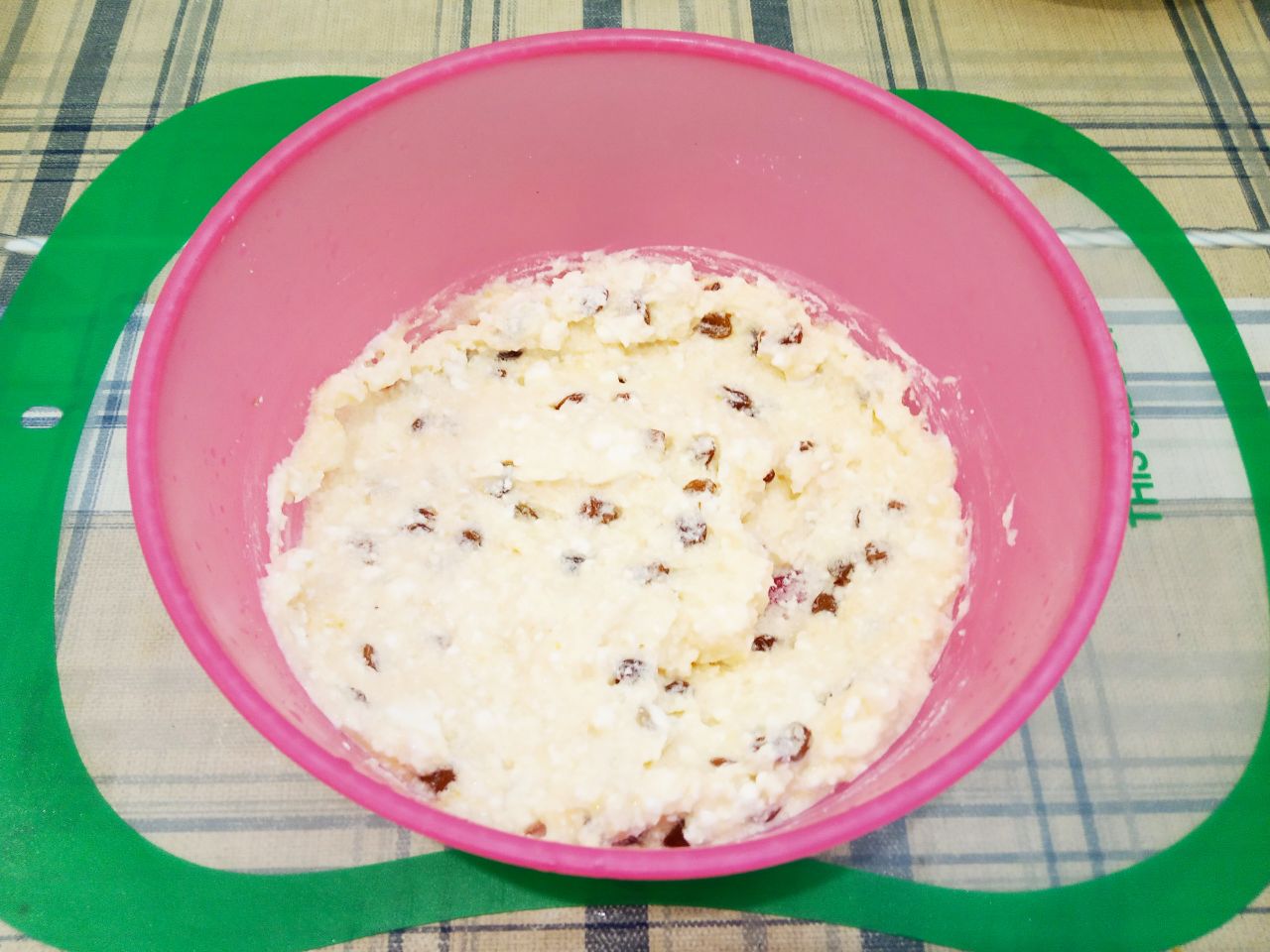 Запеканка из макарон, творога и изюма, просто и вкусно: В творог добавляем яйца, я добавила одно яйцо, сахар и перемешиваем.