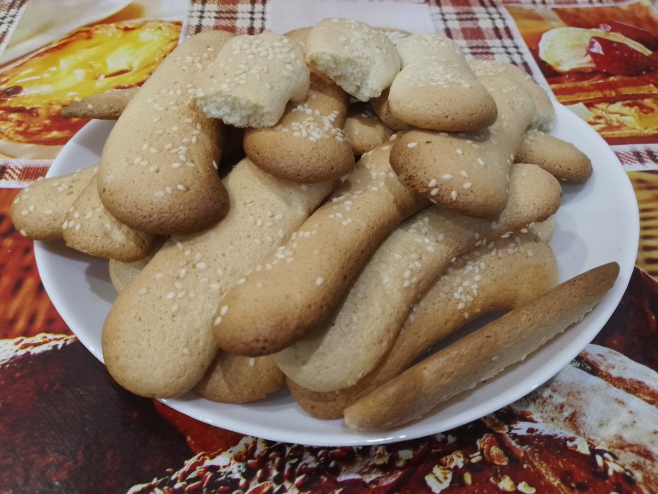 Рецепт домашнего печенья с кунжутом, мягкое и рассыпчатое: Достаем печенье из духовки охлаждаем и складываем на блюдо.
