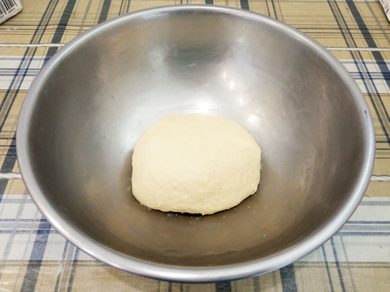 Простой рецепт жареных пирожков с начинкой из куриного филе и лука: Муку просеиваем через мелкое сито, добавляем частями, замешиваем мягкое и нежное тесто.
