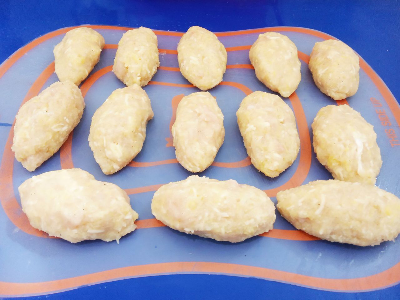 Котлеты из куриного филе, картофеля и сыра, сочные и нежные: Руки смачиваем водой и из котлетной массы формируем котлеты.