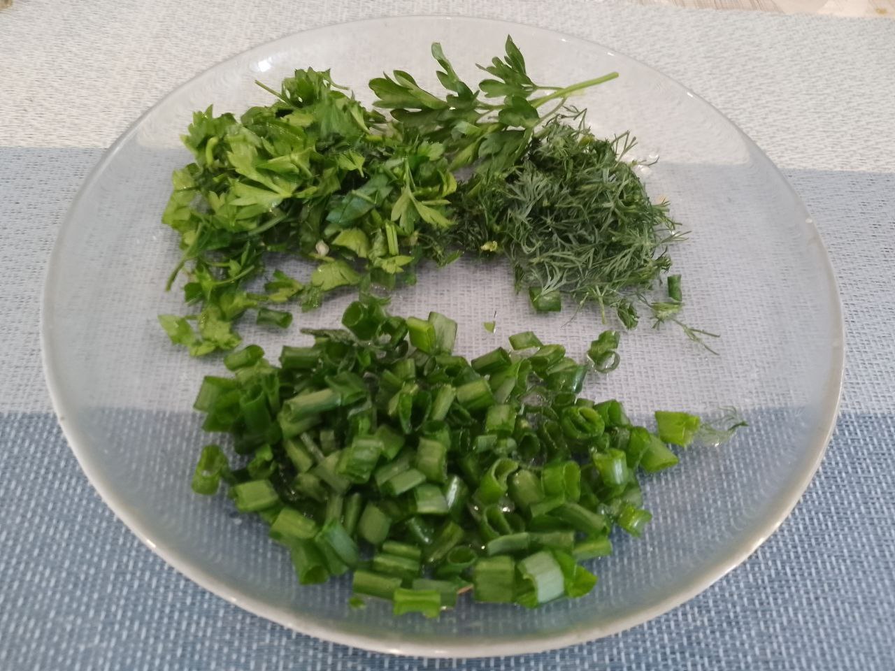 Острые чесночные стрелки с зеленым горошком и овощами, на сковороде: Тушим чесночные стрелки с овощами около 20 минут. В конце приготовления добавляем соль по вкусу.