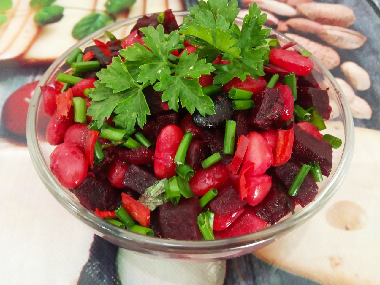 Рецепт тушеной свеклы с фасолью, помидорами и зеленью