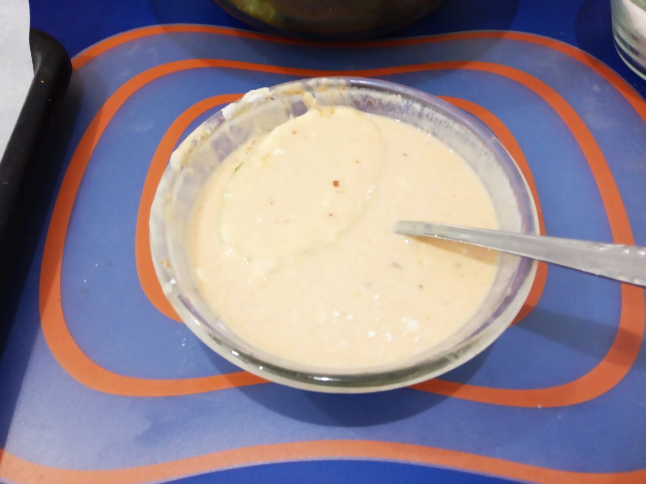 Запеченные кабачки в кляре, с сыром и помидорами: Полоски кабачков обваливаем в муке, затем с помощью вилки в кляре и укладываем на противень.