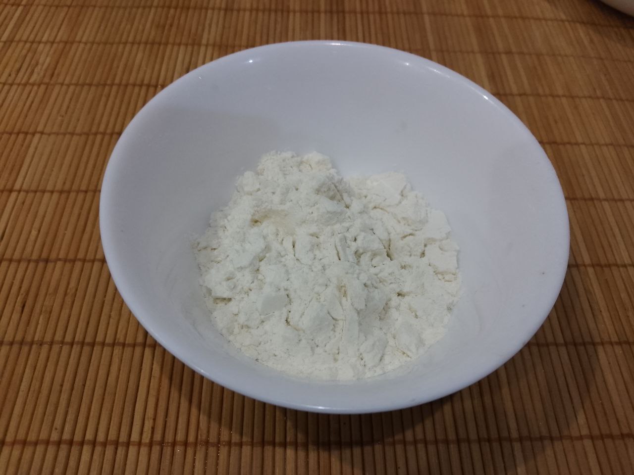 Филе минтая в кляре, простое и вкусное блюдо: Добавляем муку, размешиваем до исчезновения комочков.