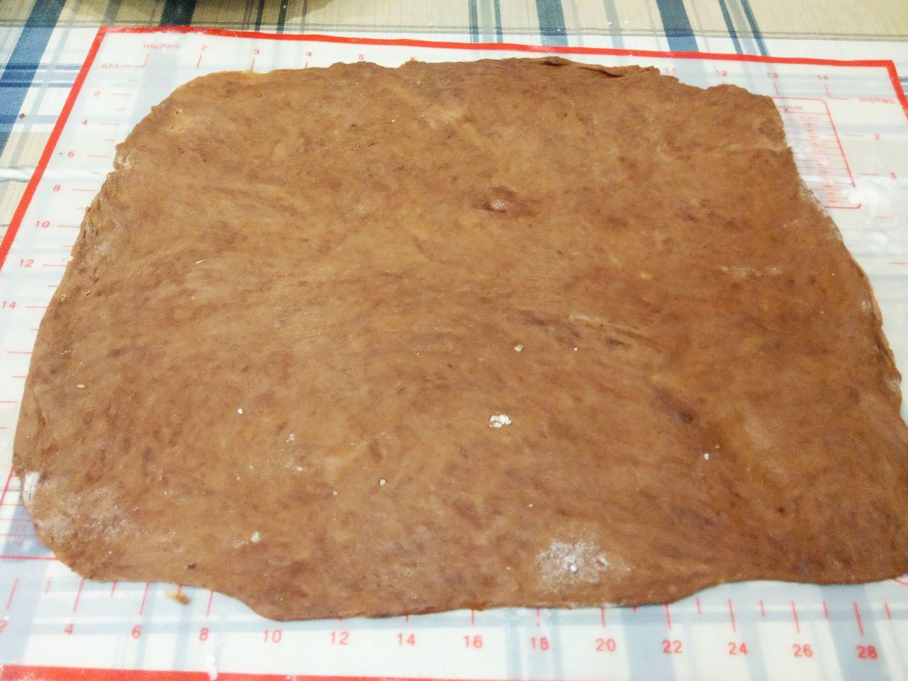Печенье рулетики к чаю, вкусно и просто: Накладываем один лист на другой и тонко раскатываем.11. Лист сворачиваем рулетом.