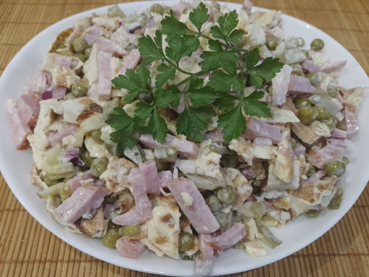 Сытный, вкусный и аппетитный салат из яичных блинов, ветчины и других ингредиентов