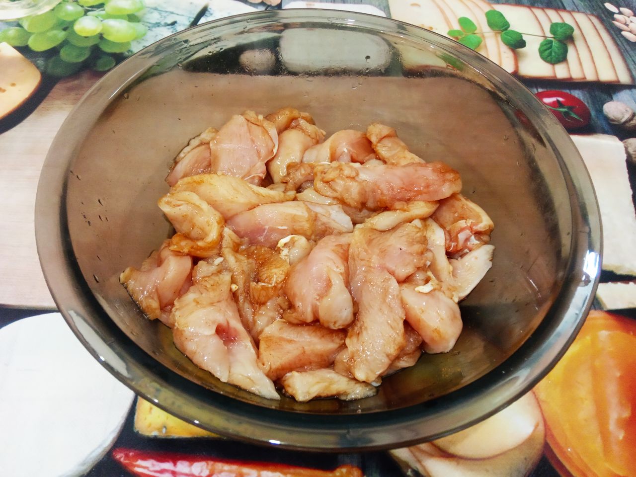 Мясо с соусом из овощей, к макаронным изделиям: Добавляем соль, перец по вкусу и соевый соус, перемешиваем и оставляем на полчаса в специях.