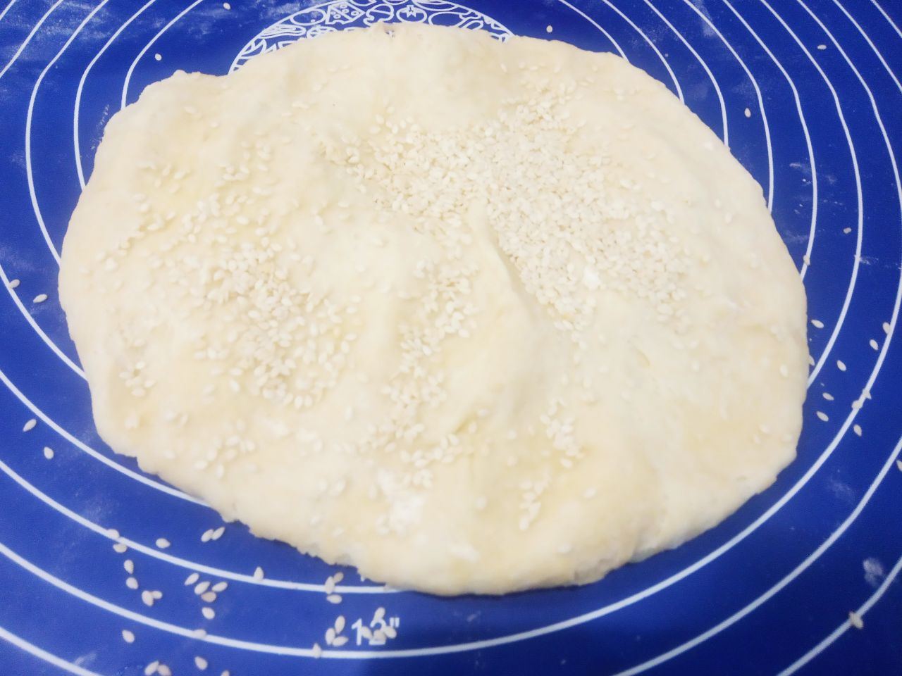 Солёное печенье с кунжутом и зеленым луком: В другую половину добавляем кунжут и размешиваем, чтобы равномерно он распределился.
