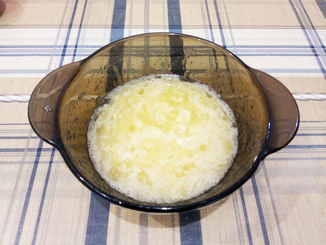 Домашние булочки с начинкой из шоколадной крошки: Яйца соединяем с сахаром и хорошо растираем.