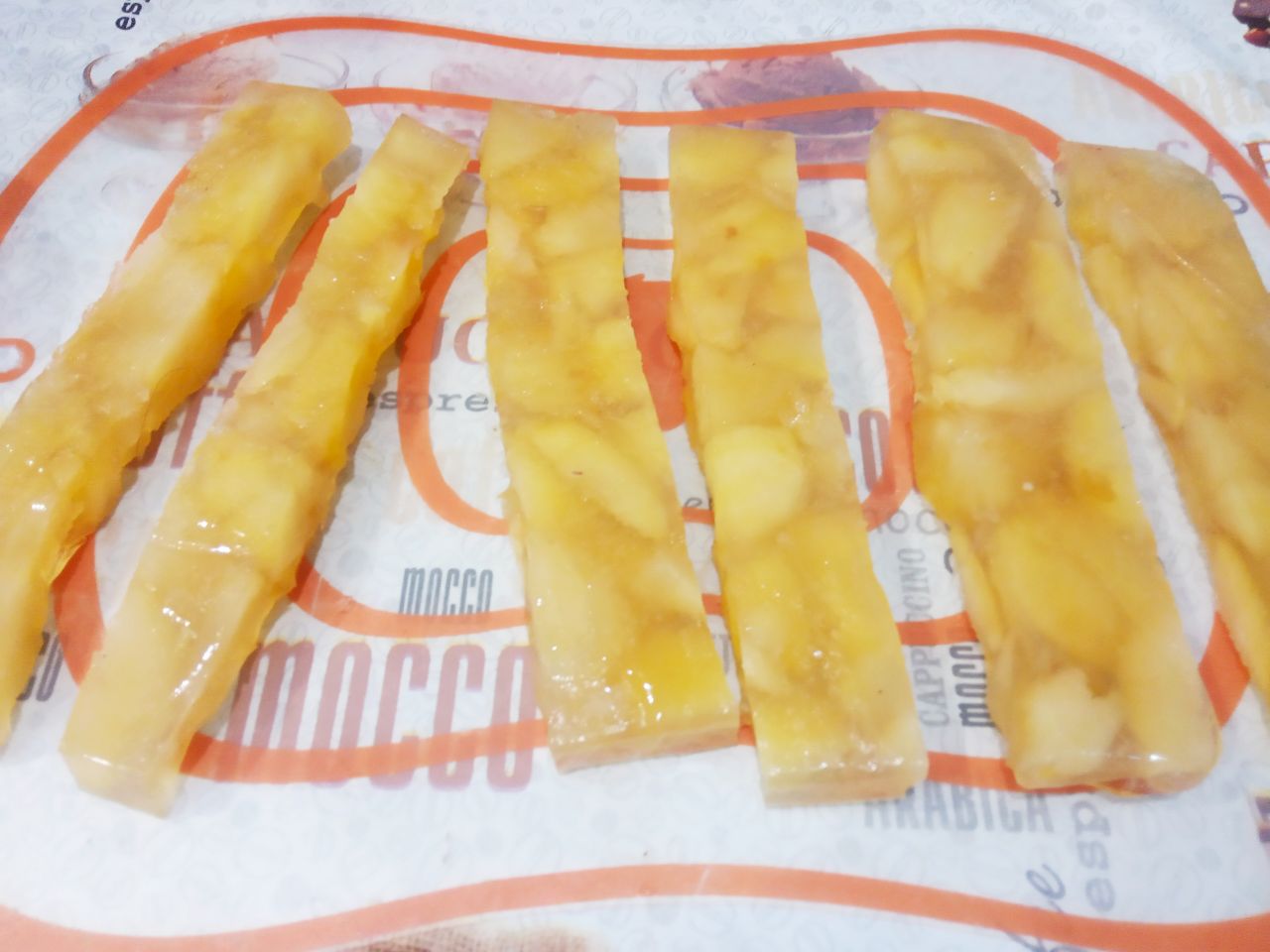 Вкусный десерт из яблочного желе и лимона: Желе разрезаем на полоски, треугольники, ромбики и укладываем на блюдо.