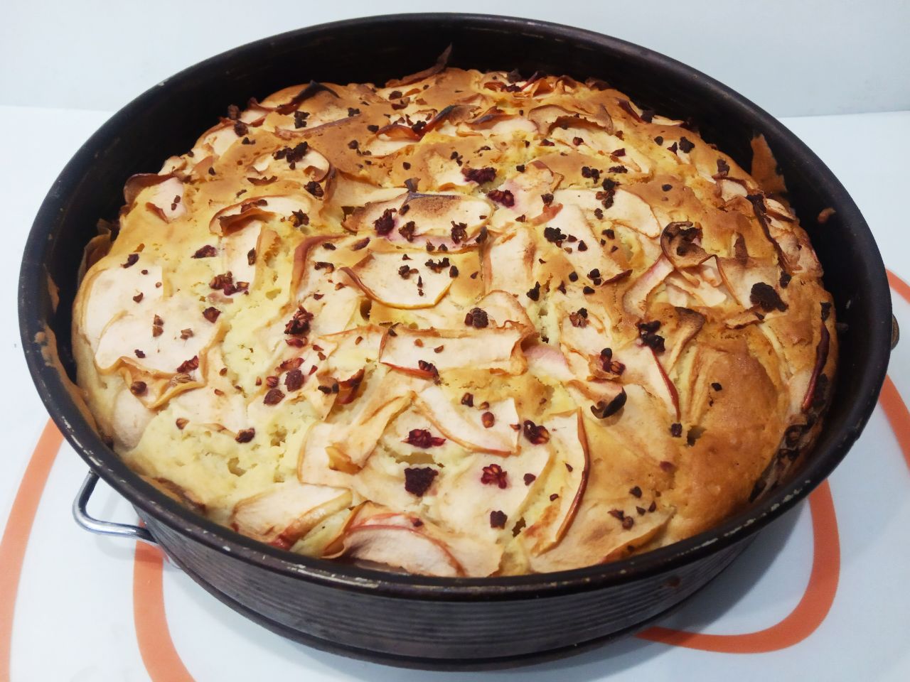 Пирог с яблоками на кефире и растительном масле, просто и вкусно: Духовку разогреваем до 180 С, ставим пирог для выпекания. Выпекаем пирог до готовности около 40-50 минут.
