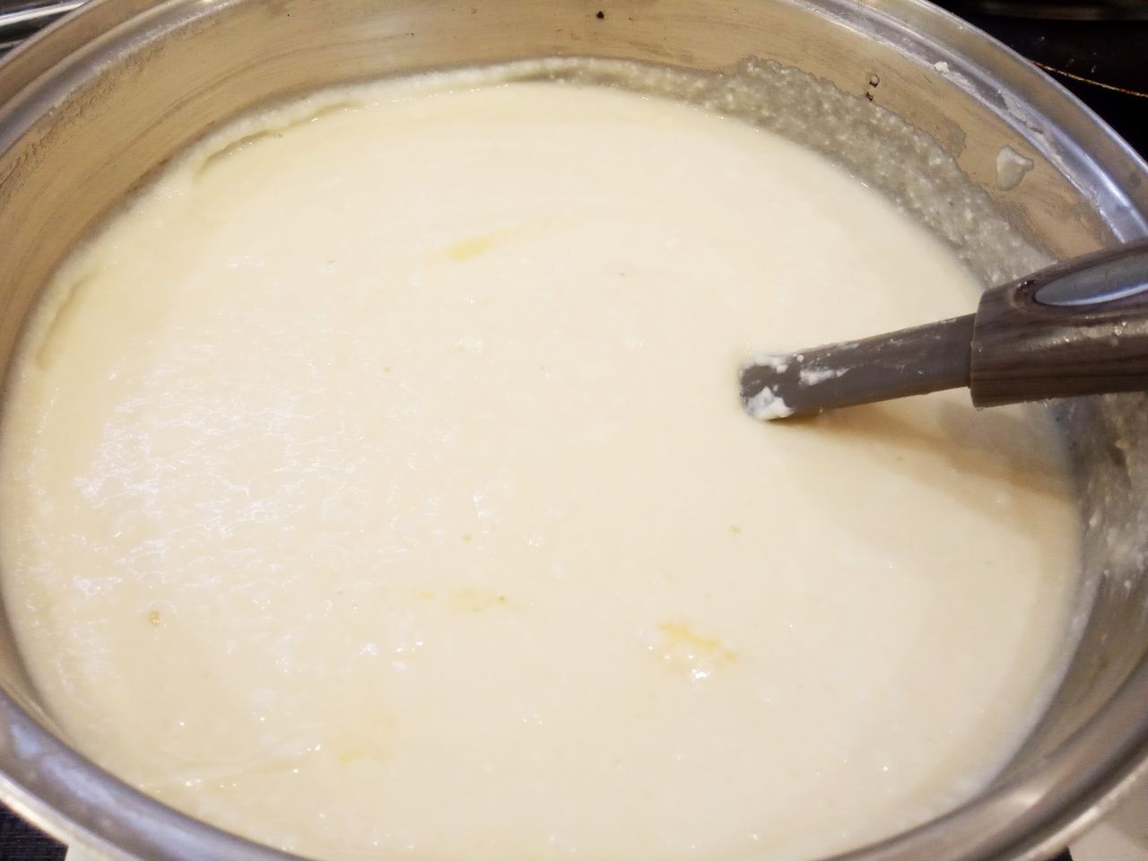 Нежная творожная пасха с цукатами и изюмом: Выливаем взбитые яйца, размешиваем.