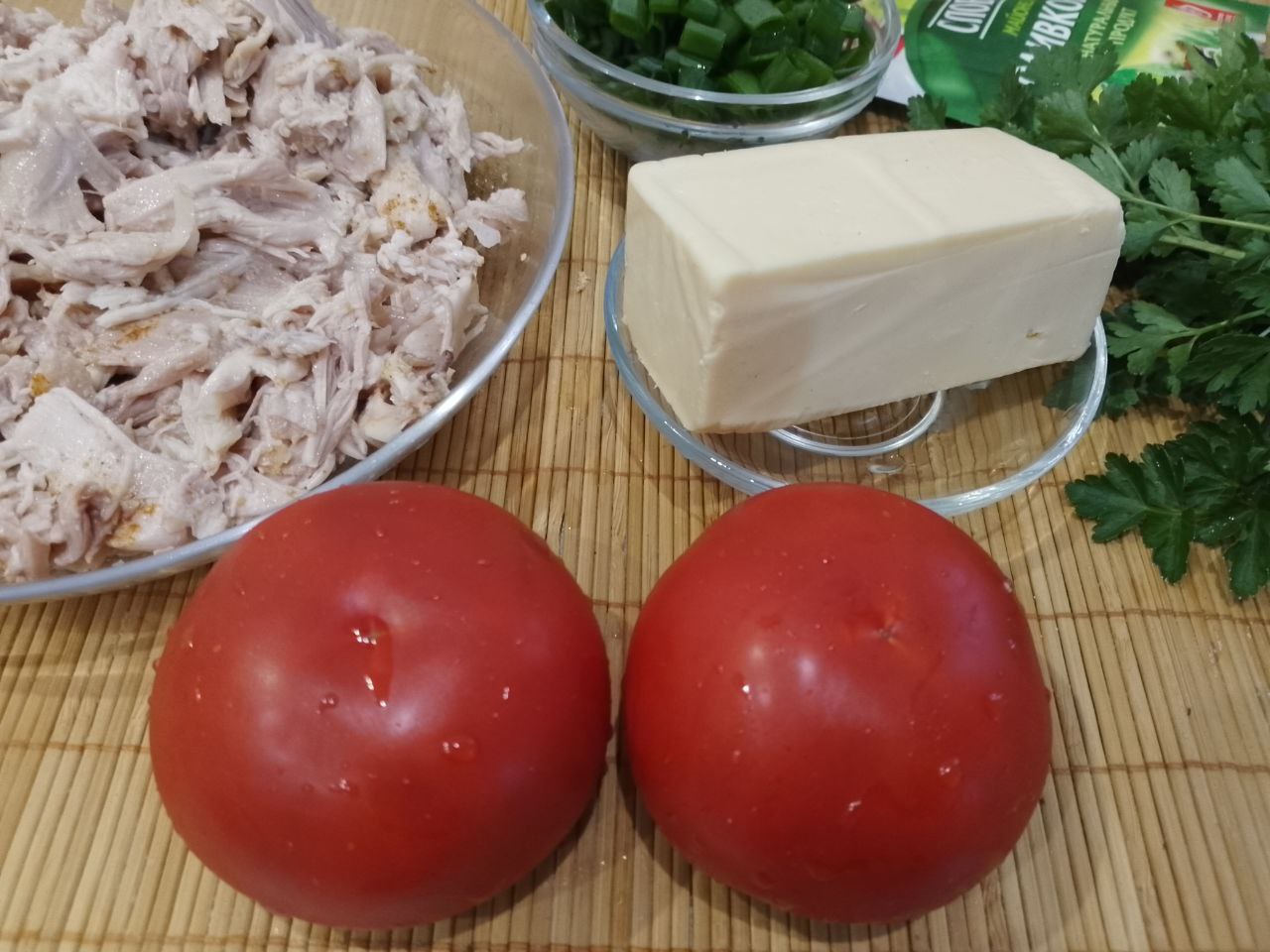 Вкусная закуска из лаваша, куриного филе и сыра, на сковороде