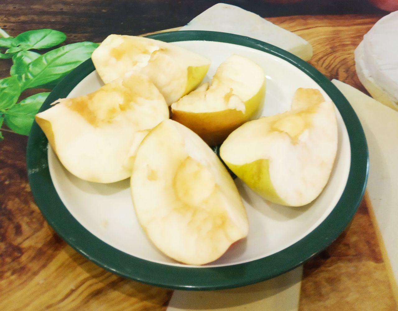 Простое и вкусное печенье с фруктами: Яблоки промываем, очищаем сердцевину и мелко нарезаем. Яблоки можно заменить другими фруктами по желанию.