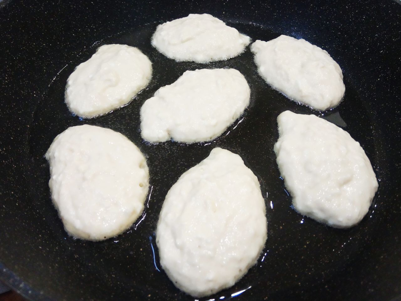 Оладьи с творогом и яблоками, просто и вкусно: Разогреваем сковороду с маслом и выкладываем ложкой оладьи не толстым слоем.