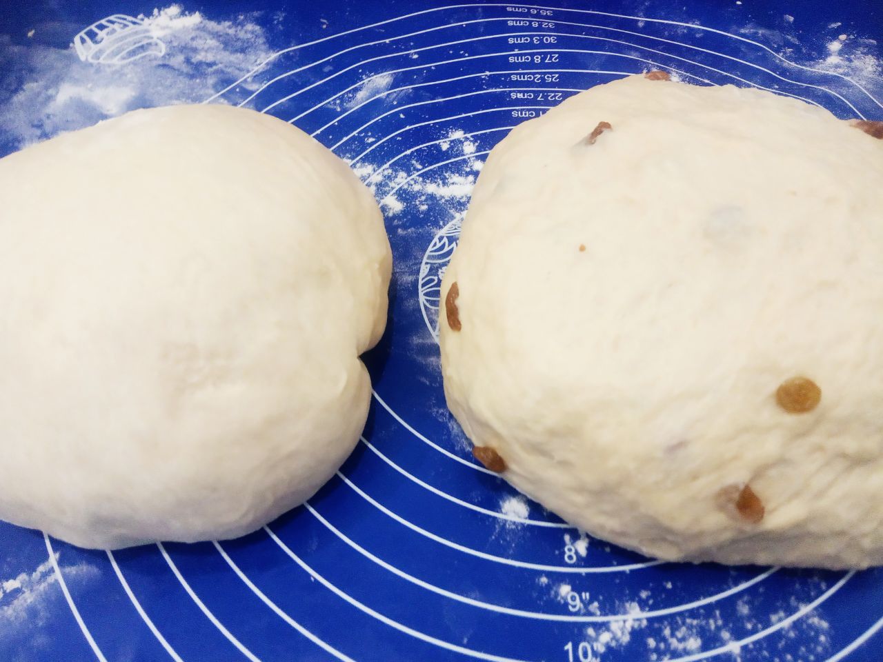 Булочки с начинкой из жареных яблок, изюма и корицы: Поднявшееся тесто разделяем на 2 части, одну больше, другую меньше. В большую часть теста кладем изюм