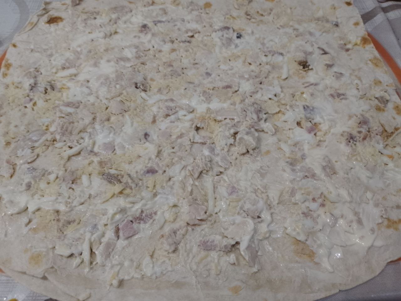 Лаваш с начинкой из мяса, яиц и моркови: Накрываем второй часть лаваша и также равномерно выкладываем начинку, потом морковь и промазываем майонезом.