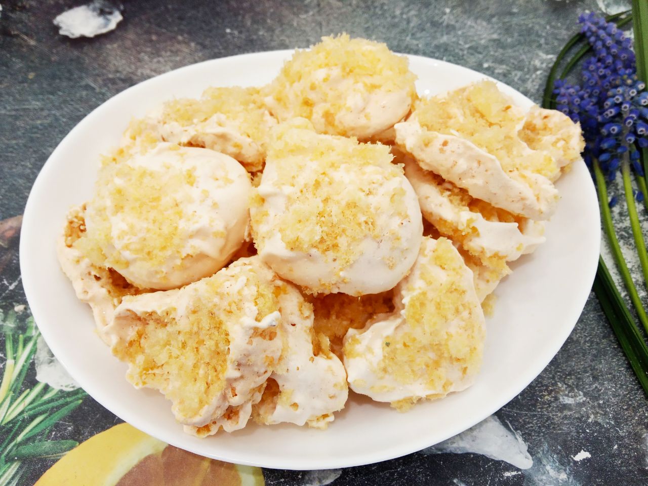 Печенье из белков, кокосовой стружки и кукурузных палочек: Печенье охлаждаем в духовке, затем печенье складываем на блюдо и подаем к чаю.