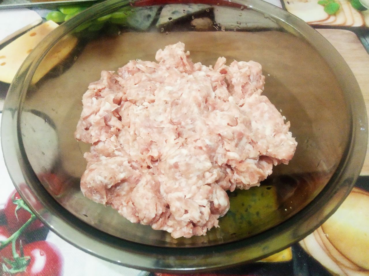 Мясные колбаски, жареные на сковороде, вкусные и аппетитные: Мясо промываем, просушиваем, разрезаем на кусочки и пропускаем через мясорубку.