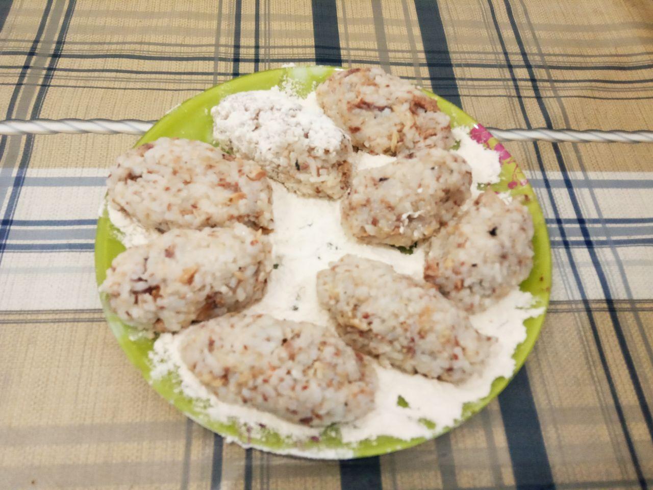 Котлеты из рыбных консервов в масле с рисом: Из котлетной массы формируем котлеты продолговатой или желаемой и обваливаем в муке или сухарях.