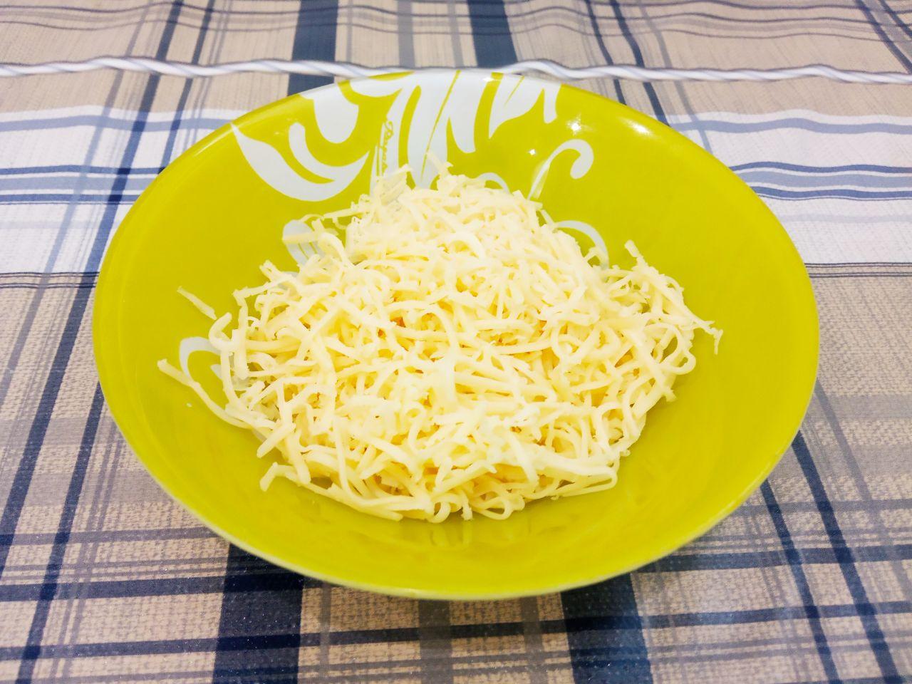 Кабачки в кляре, сытно и вкусно: Твердый сыр натираем на мелкой терке.