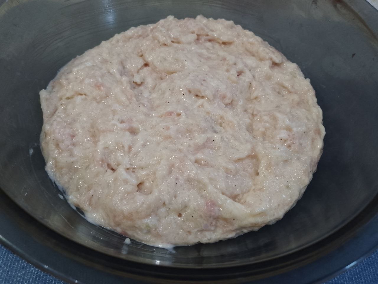 Рулетики из куриного фарша в беконе, в духовке: Соединяем фарш, яйца, лук и чеснок в чаше. Добавляем соль, перец по вкусу и майонез, тщательно перемешиваем.