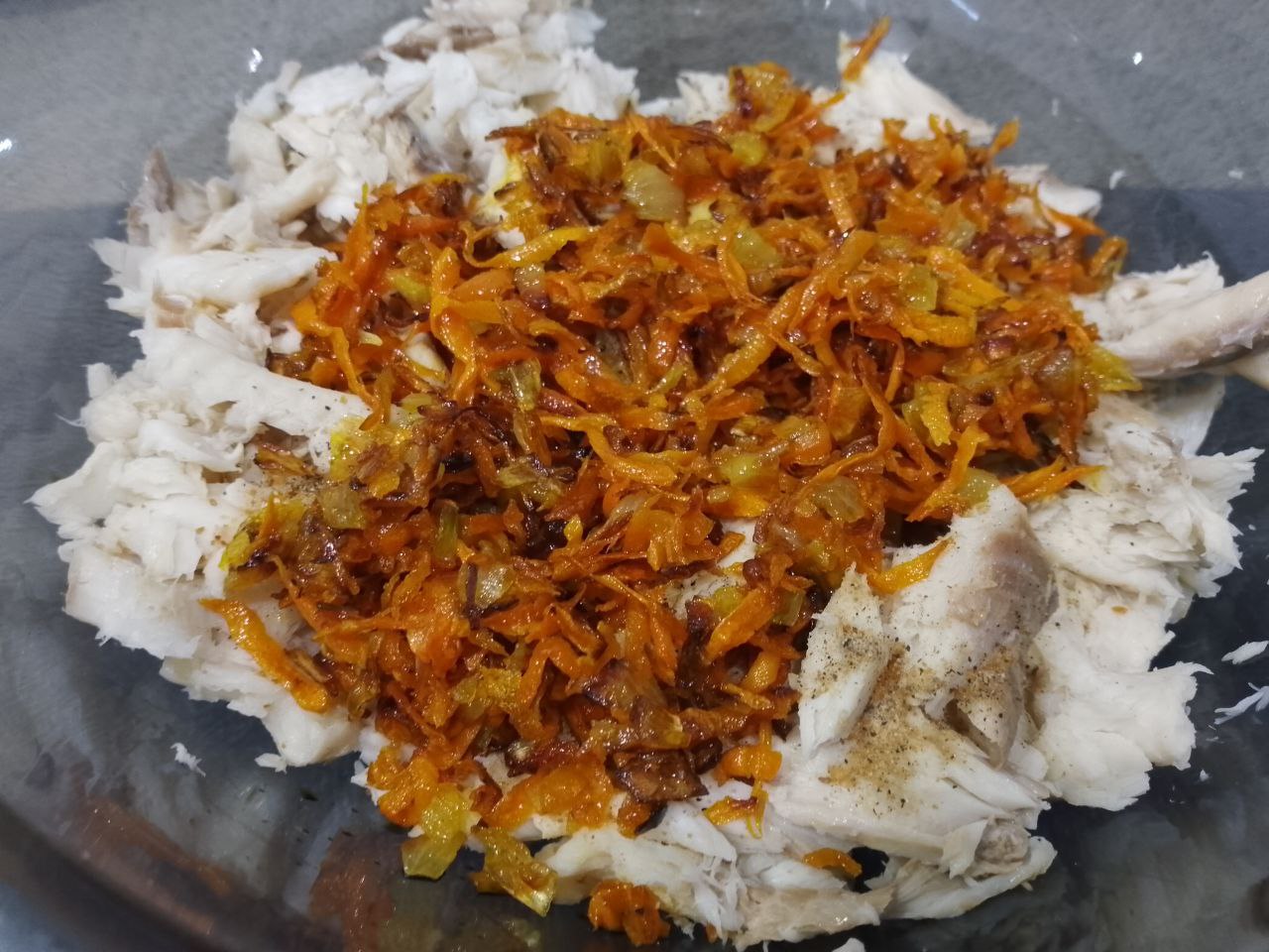 Рыбный паштет со специями, вкусный и сытный: Блендером измельчаем очищенную рыбу и обжаренные лук с морковьювсе до однородного состояния, если масса