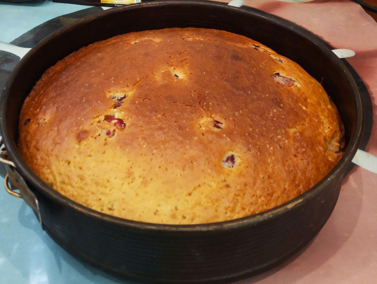 Вишневый пирог на кефире, просто и вкусно: Духовку разогреваем до 180 С и ставим пирог для выпекания. Выпекаем пирог до готовности 35-40 минут,